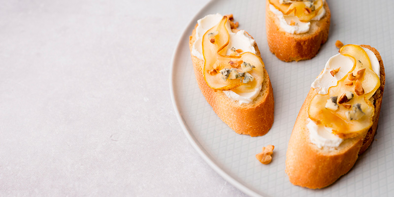 Тост с горгонзолой и грушей