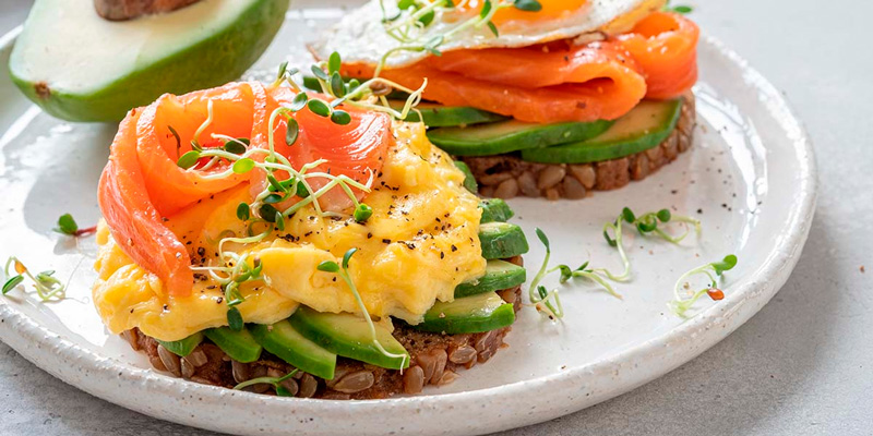 Тост с копченым лососем и омлетом