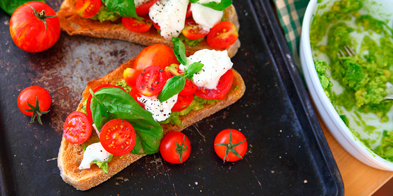 Тост Капрезе с авокадо