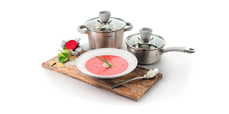 Суп-пюре из запечённой свёклы. Подаётся с заправкой из йогурта с травами