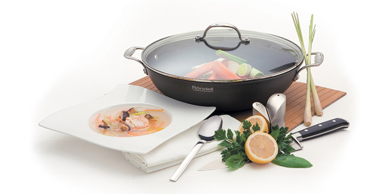 Лёгкий суп в азиатском стиле с морскими гребешками и шиитаке