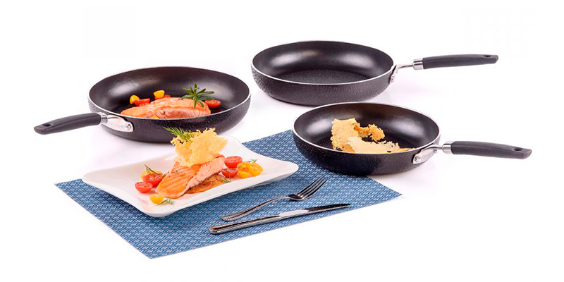 Филе лосося с корнем сельдерея и сырными чипсами