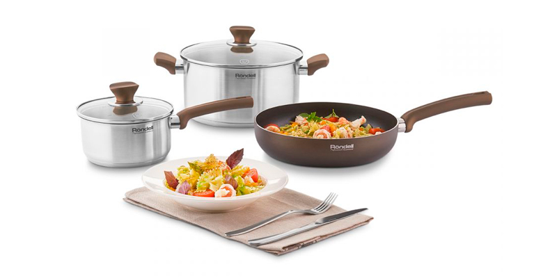 Фарфалле с овощами, креветками и песто