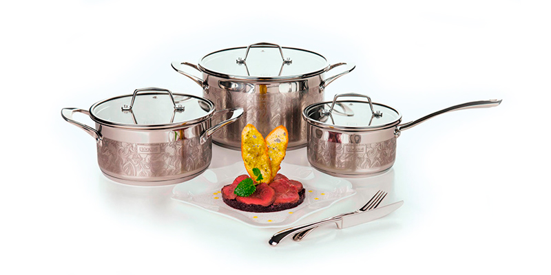 Ломтики отварной телятины с луковым вареньем и мятными брускеттами