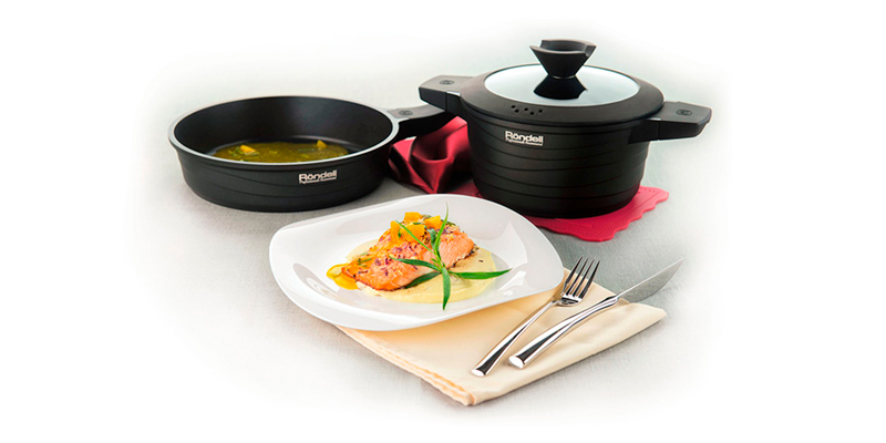 Филе лосося с картофельно-грибным кремом и апельсиновым соусом