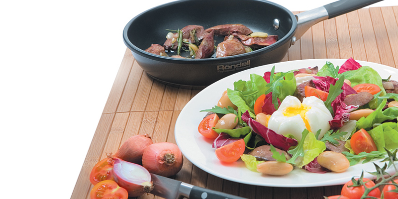 Cалатные листья с подрумяненной куриной печенью, белой фасолью и яйцом поше