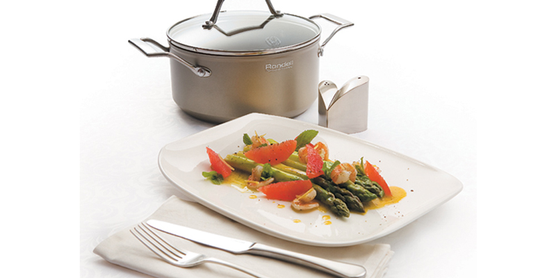 Зелёная спаржа с тигровыми креветками и грейпфрутом