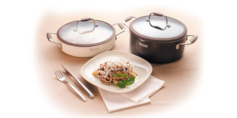 Шоколадные тальятелле с соусом из белых грибов