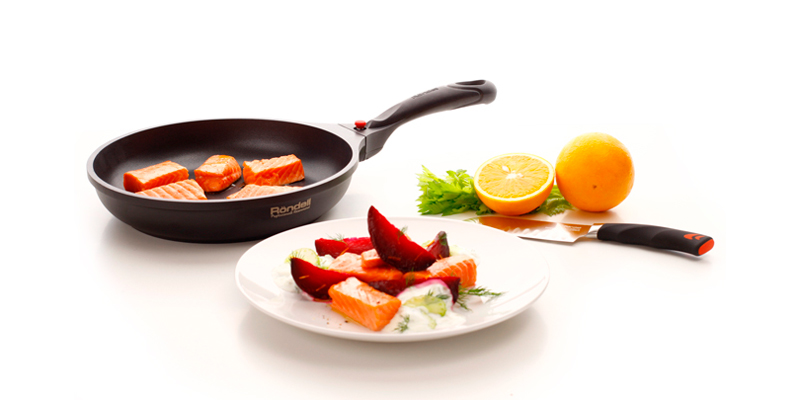 Филе лосося с запечённой свёклой и соусом из йогурта