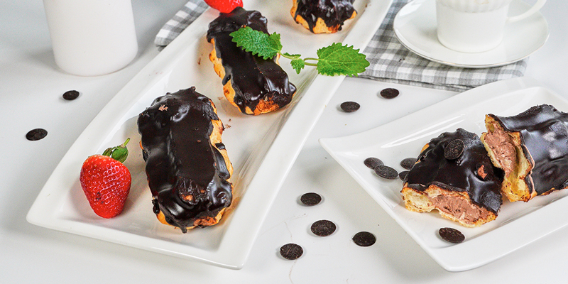 Эклеры с шоколадной глазурью