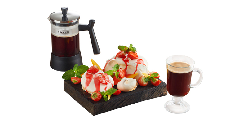 Безе «Павлова» с клубничным соусом