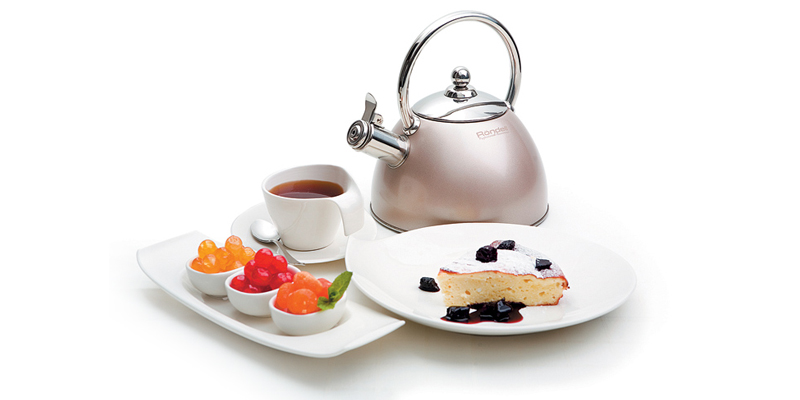 Творожное суфле с соусом из чернослива, красного вина и горького шоколада