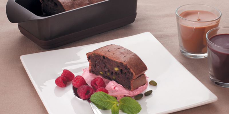 Шоколадный кекс с фисташками и муссом из козьего сыра с малиной