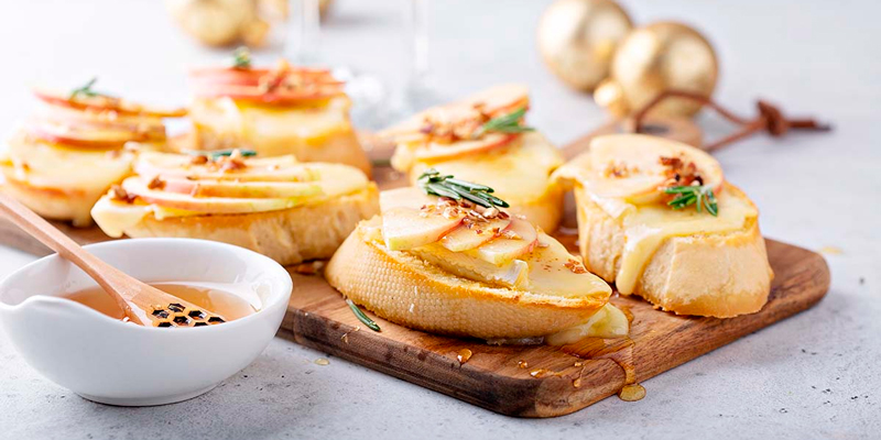 Кростини с грушей, голубым сыром и орехом пекан