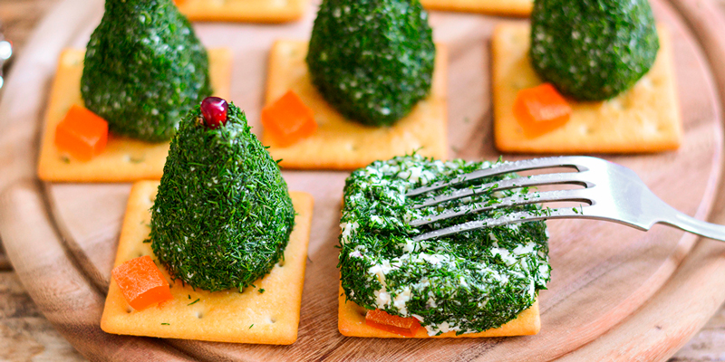 Новогодние ели на соленых крекерах