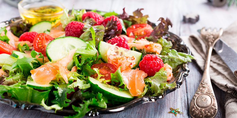 Салат с копченым лососем и малиной