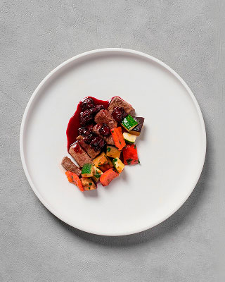 Турнедо из телятины с рататуем-конфи и вишневым бальзамическим уксусом