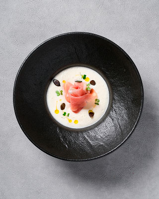 Гастрономический крем-суп из трюфеля, цветной капусты с хрустящим прошутто