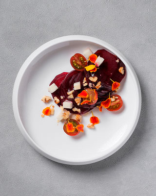 Вегетарианское "карпаччо" из свеклы с козьим сыром, грушевым гелем и ореховой крошкой