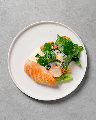 Салат "Осенний Цезарь" с обжаренным цыпленком,  грушей и тыквой